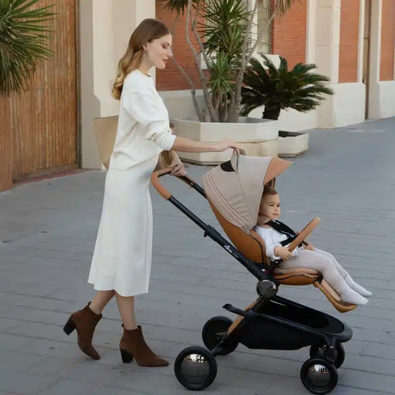 poussette-creo-mocha-mima-bambinou-lifestyle1.webp