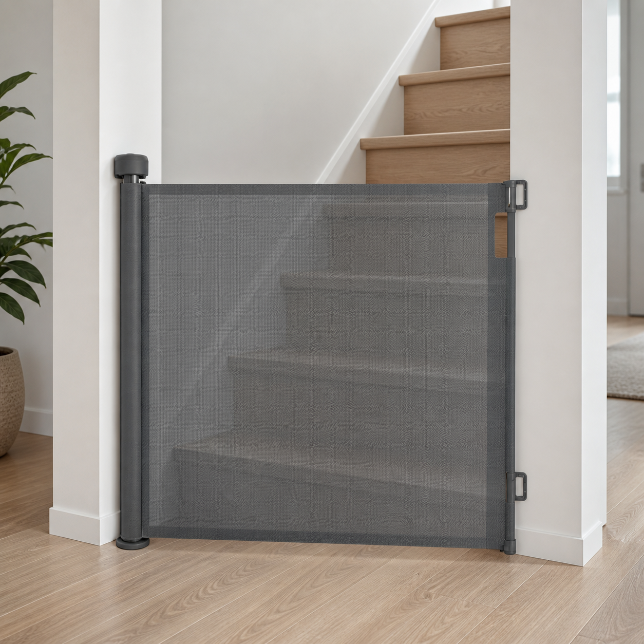 Barrière de sécurité rétractable bébé grise installée devant un escalier